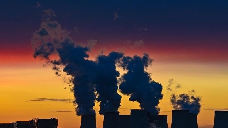 Farbenprächtig leuchten die Wolken im Sonnenuntergang über den Kühltürmen des Braunkohlekraftwerks Jänschwalde der Lausitz Energie Bergbau AG.