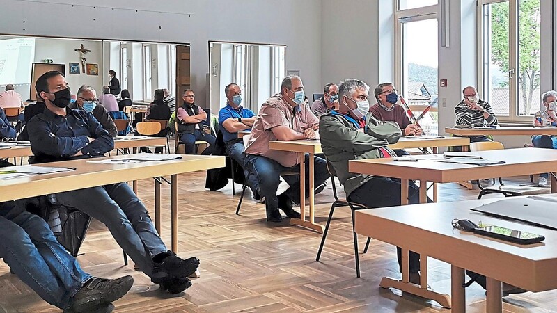 Christoph Bayer vom Architekturbüro Schnabel + Partner stellte den Gemeinderäten, die sich in der Aula der Grundschule versammelt hatten, zwei Planungsvarianten der Pflege-Wohngemeinschaft "Bärenhöhle" vor