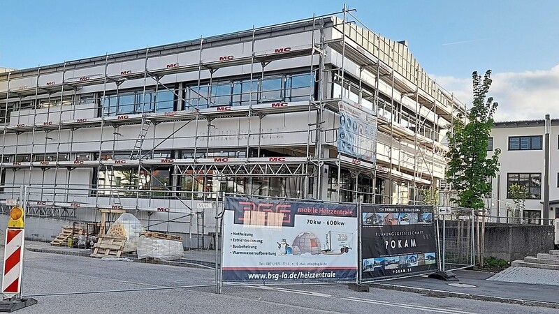 Altdorfs größte Baumaßnahme stellt auch heuer wieder einen üppigen Posten im Haushalt des Markts: der Umbau und die Generalsanierung der Grundschule. Rechts hinten der bereits abgeschlossene Teil der Maßnahme, der Neubau des Bauamts.