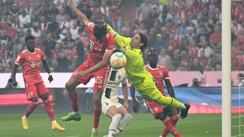 Gegen den FC Bayern oft sehr stark: Yann Sommer (r.), der von Gladbach bislang keine Freigabe bekommt.