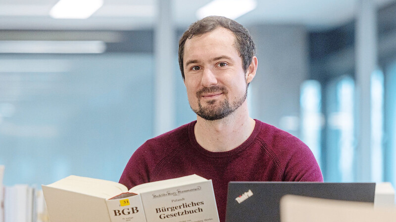 Bibliothek statt Jahnstadion: Für Jura-Doktorand Sebastian Nachreiner ist das Bürgerliche Gesetzbuch Pflichtlektüre.