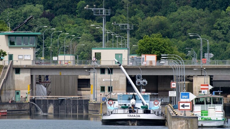 Ein unbekanntes Schiff hat am Freitagabend die Schleuse Riedenburg beschädigt (Symbolbild).