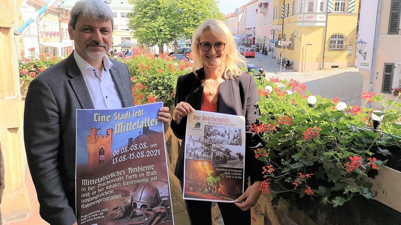 Auch wenn sie sich "mehr erhofft hätten", freuen sich Bürgermeister Sandro Bauer und Lisa Kager, ein Alternativ-Programm für den Drachenstich anbieten zu können. Wenn es nochmal Lockerungen geben sollte, könnten noch weitere Aktionen aufgenommen und angeboten werden.