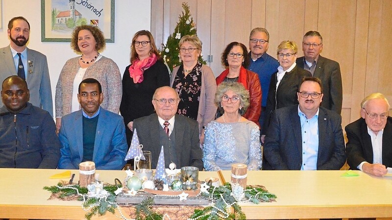 Nur einige der zahlreichen Gratulanten mit Helmut Grüneisl in der Mitte.