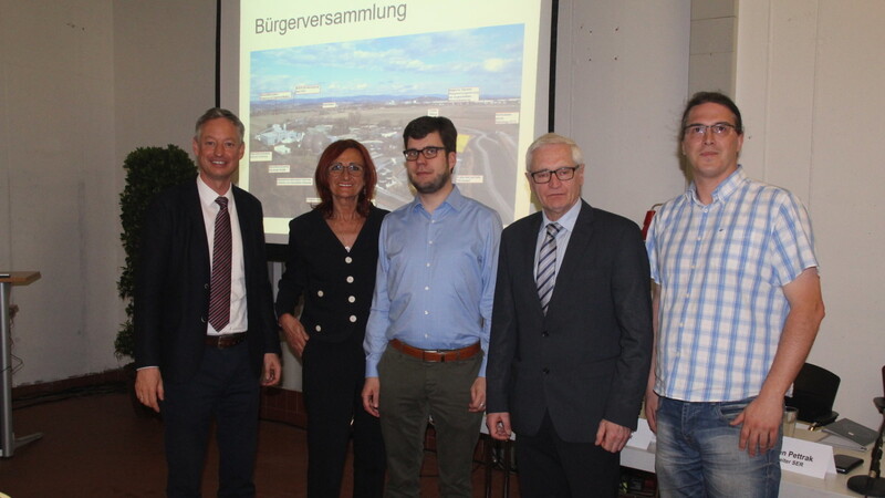 Informierten umfassend über die geplanten Baumaßnahmen auf dem Klärwerksgelände (v.l.): Oberbürgermeister Markus Pannermayr, SER-Werksleiterin Cristina Pop, Dr. Daniel Frank von der deutschen Phosphor-Plattform, Berufsmäßiger Stadtrat Alois Lermer und SER-Bereichsleiter Dr. Jürgen Pettrak.