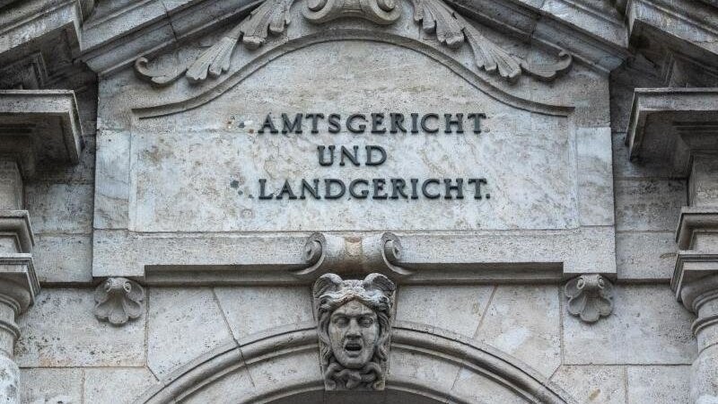 "Amtsgericht und Landgericht" steht an dem Justizgebäude in Regensburg.