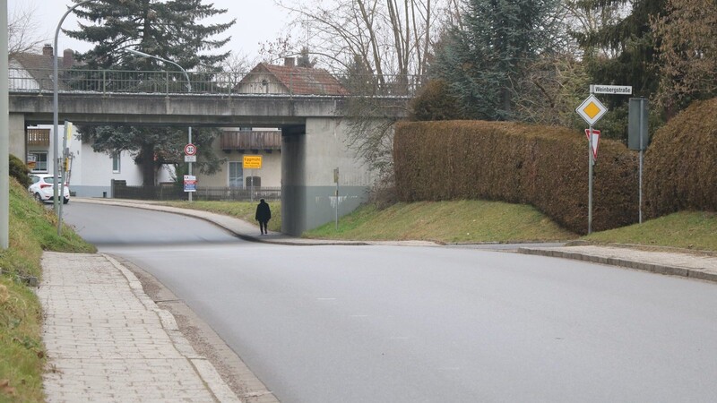 Auf Höhe der Weinbergstraße in Eggmühl endet der Fußweg an der Kreisstraße R1. Der Markt will eine Querungshilfe errichten, sofern das Landratsamt als zuständige Stelle mitspielt. Vor allem Schulkinder müssen hier die Straße überqueren. Auch die Tempo-30-Zone auf Höhe des Kindergartens "Pusteblume", die bislang erst nach der Unterführung beginnt, soll verlängert werden.