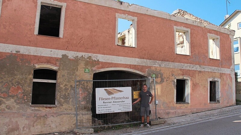 Der Dachstuhl ist schon abgetragen. Demnächst will Alexander Renner mit dem Abriss beginnen. Weil das Areal, auf dem sich das Haus befindet, als Bodendenkmal kartiert ist, darf der Neubau nicht unterkellert werden.