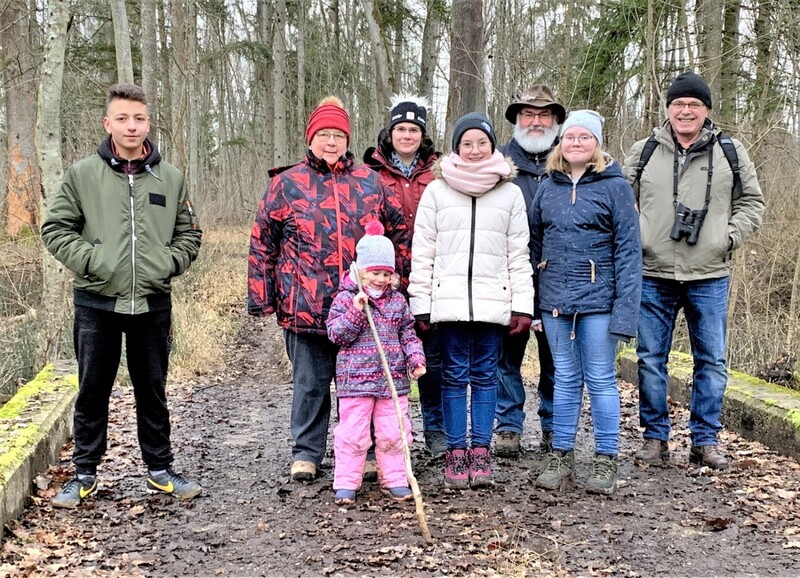 Die Teilnehmer der Streife auf einer Brücke über den Breitfeldgraben: Ajuri Mohamed, Rita und Rosa Schattenkirchner, Annetta Mühlbauer, Mia und Emma Eichinger, Hermann Schattenkirchner und Josef Stockner.  