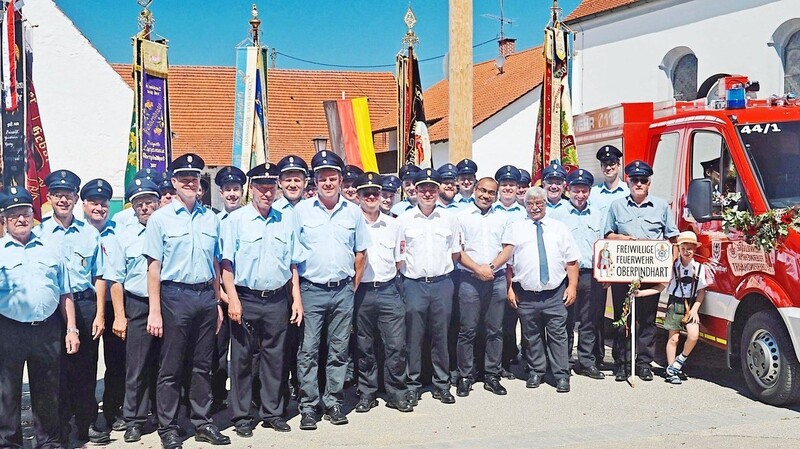 Freude herrscht bei der FFW Oberpindhart - hier zusammen mit Bürgermeister und Kreis-Feuerwehrführung - über das neu in Dienst gestellte Feuerwehrauto.