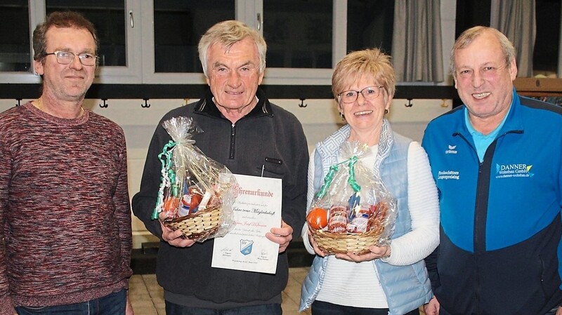 Vom stellvertretenden Sportwart Peter Schottel (r.) wurden die Einzelmeister Sylvia Stadler und Josef Hofmaier mit einem Präsent ausgezeichnet. Zudem ehrte Gesamtvorsitzender Stefan Haslacher (l.) Josef Hofmaier für 20-jährige Mitgliedschaft.