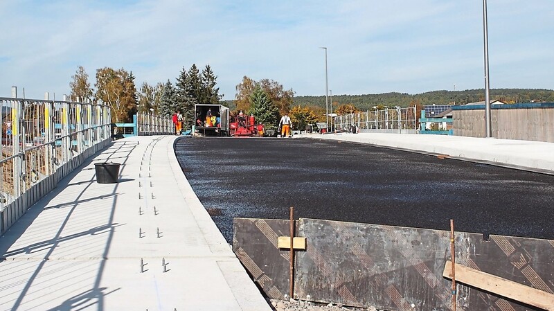 Am Mittwoch wurde eine Schutzschicht aus Gussasphalt aufgetragen, am Freitag sollen die Asphaltierungsarbeiten auf der B 85-Brücke in der Bahnhofstraße erfolgen. Spielt die Witterung mit, ist die Verkehrsfreigabe für Freitag, 29. Oktober, geplant.