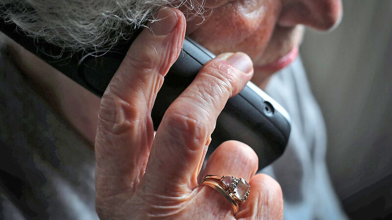 Erneut ist es einem falschen Polizisten gelungen, eine ältere Frau am Telefon um ihr Geld zu betrügen. (Symbolbild)