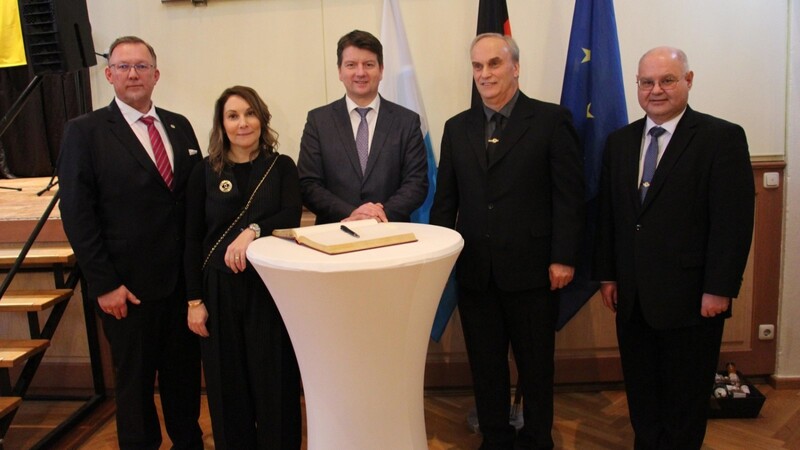 Beim Führungswechsel: Die Neuen: Werner Bauer (v.l.) und Karin Seidl, Festredner Innenstaatssekretär Sandro Kirchner , der scheidende Karlheinz Krämer und der Präsident des PVA Timo Payer.