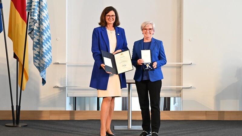 Landtagspräsidentin Ilse Aigner würdigt das Engagement von Landrätin Rita Röhrl (r.) mit dem Bayerischen Verfassungsorden 2021.