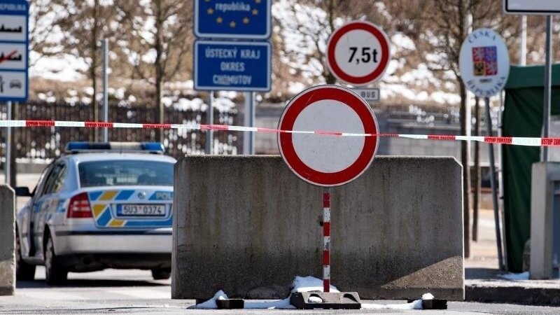 Flatterband der Polizei und Betonsperren stehen an der Grenze zu Tschechien. Foto: Hendrik Schmidt/dpa-Zentralbild/dpa/Archivbild