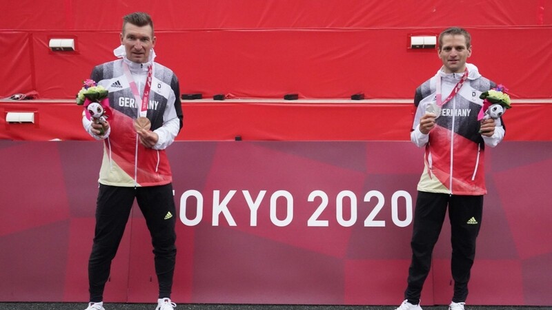 Paralympics: Para-Radsport, Männer, Zeitfahren, Fuji International Speedway. Steffen Warias (Deutschland, r) zeigt seine Silbermedaille neben Matthias Schindler (Deutschland,l), der seine Bronzemedaille zeigt.