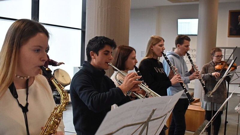 Der Musik-Additum-Kurs unterstützte mit seinen Instrumenten den "Flash Mob" und den Tanz zu dem Chanson "Danser encore".