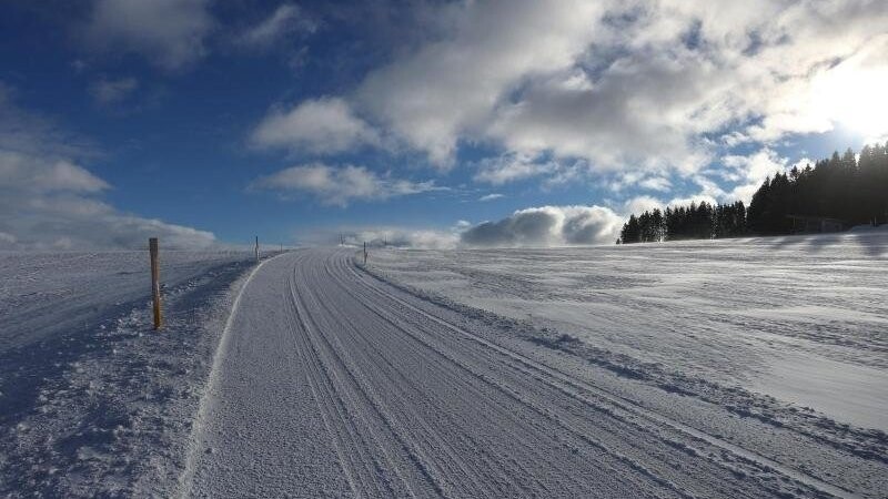 Von Schnee bedeckt ist eine Landstraße am Auerberg.