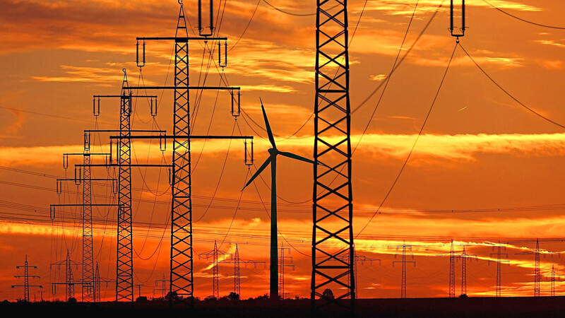 Sollen mehr Windräder in die Landschaft gestellt, oder große Stromtrassen gebaut werden, um Ostbayern sicher zu versorgen - diese Fragen sollten ostbayerische Politiker beantworten.  Foto: Karl-Josef Hildenbrand/dpa