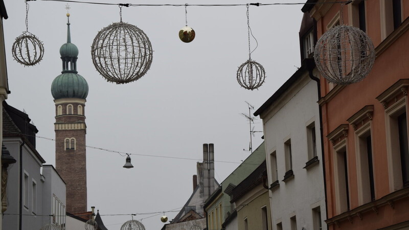 Den ganzen Winter über erhellt die Beleuchtung die Stadt.