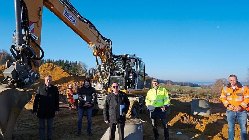 Bürgermeister Armin Grassinger und Stadtbaumeister Michael Breitenwinkler mit den Bauleitern.