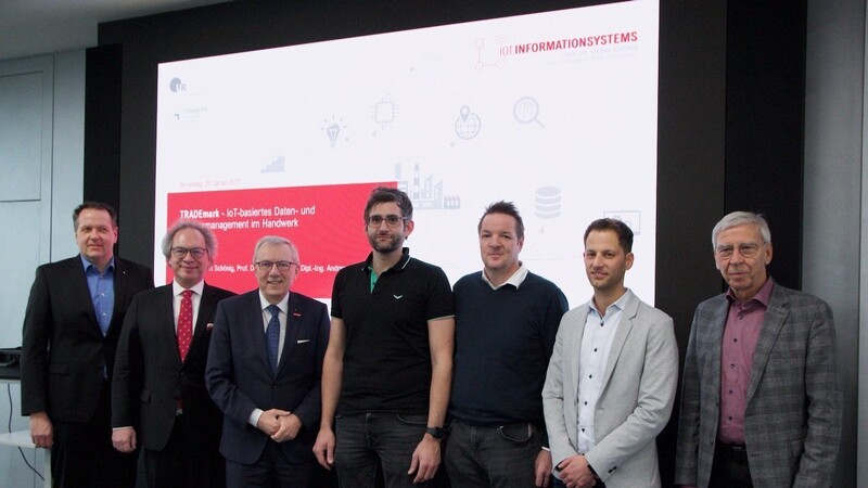 Udo Hebel (r.) und Jürgen Kilger (3.v.l.) zusammen mit Vertretern der Uni und des Handwerks.