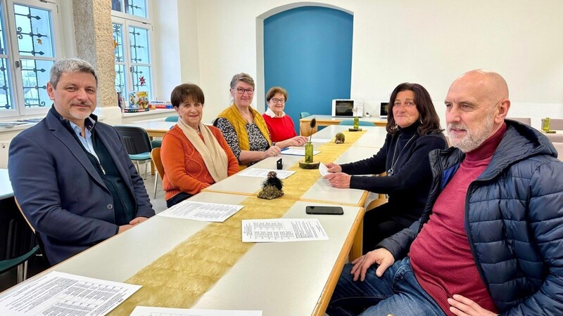 Freuten sich, das neue Angebot vorstellen zu können: Bürgermeister Sandro Bauer, Brigitte Klappenberger, Marga Löffler, Hannelore Spieß, Barbara Kaiser-Wegner und VHS-Geschäftsführer Winfried Ellwanger (von links).