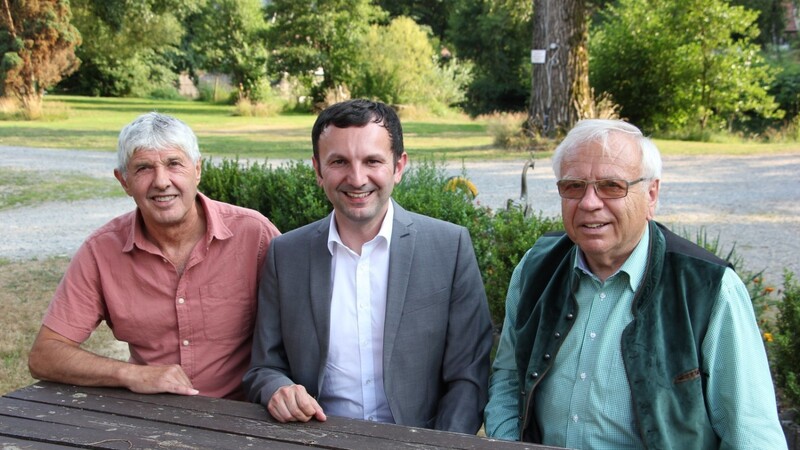 Die Freien Wähler Bad Kötzting schicken bei den Kommunalwahlen 2020 erneut Markus Hofmann (Mitte) ins Rennen. Mit im Bild Ortsverbandschef Robert Riedl (l.) und Vizebürgermeister Wolfgang Pilz.