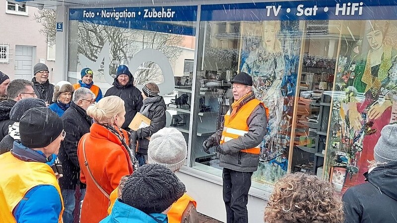 Bei winterlichen Verhältnissen unternahmen die Gäste einen ersten Rundgang zu den Schaufenstern.