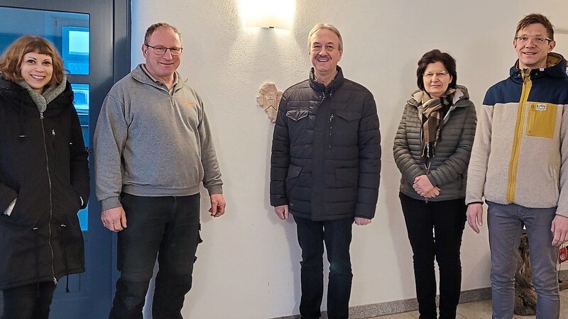 Die Langquaider Künstler Nina Schneider (links) und Klaus Schiffermüller (rechts) beim gemeinsamen Ortstermin für die geplante Kunstvitrine mit (von links) Bauhofleiter Heribert Roithmeier, Bürgermeister Herbert Blascheck und Soziale Stadt Managerin Brigitte Kempny-Graf.