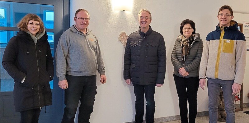 Die Langquaider Künstler Nina Schneider (links) und Klaus Schiffermüller (rechts) beim gemeinsamen Ortstermin für die geplante Kunstvitrine mit (von links) Bauhofleiter Heribert Roithmeier, Bürgermeister Herbert Blascheck und Soziale Stadt Managerin Brigitte Kempny-Graf.  