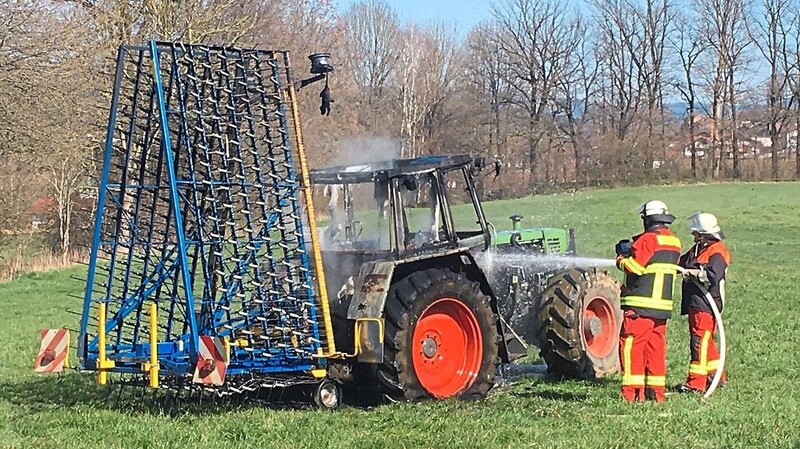 Ein Traktor mit Wiesenegge hatte am Nachmittag Feuer gefangen und konnte von den eingesetzten Feuerwehren gelöscht werden.