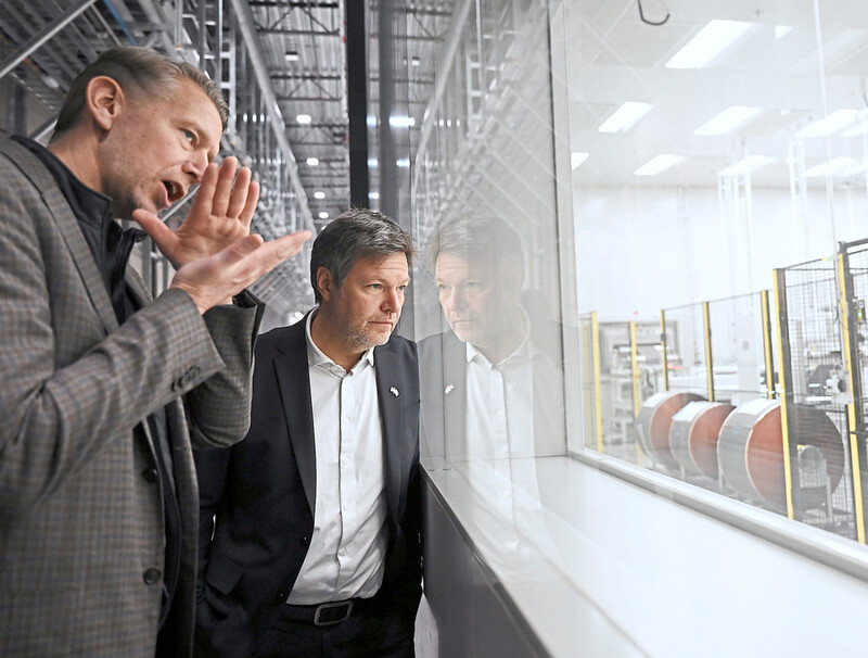 Einen sehnsüchtigen Blick auf die Batteriezellenproduktion von Northvolt wirft Robert Habeck (r.) während der Führung durch Firmenchef Peter Carlsson (l.). Habeck möchte Northvolt davon überzeugen, sich - wie geplant - mit einer vier Milliarden Euro teuren Fabrik für Batteriezellen in Elektroautos in Deutschland anzusiedeln. 