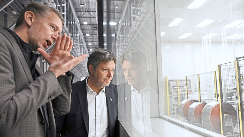 Einen sehnsüchtigen Blick auf die Batteriezellenproduktion von Northvolt wirft Robert Habeck (r.) während der Führung durch Firmenchef Peter Carlsson (l.). Habeck möchte Northvolt davon überzeugen, sich - wie geplant - mit einer vier Milliarden Euro teuren Fabrik für Batteriezellen in Elektroautos in Deutschland anzusiedeln.