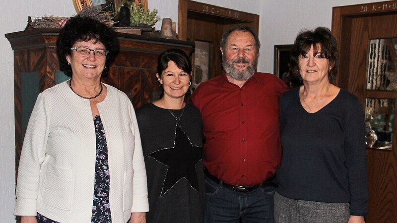 Der Jubilar Karl-Heinz Hierzegger mit Bürgermeisterin Liane Sedlmeier, Tochter Carman (v.l.) und seiner Ehefrau Rosmarie (r.).