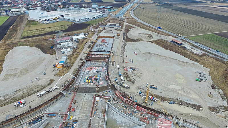 Bis zum Ende des Jahres soll die B 15 neu bei Essenbach vollständig an die Autobahn A 92 angebunden und für den Verkehr freigegeben sein.