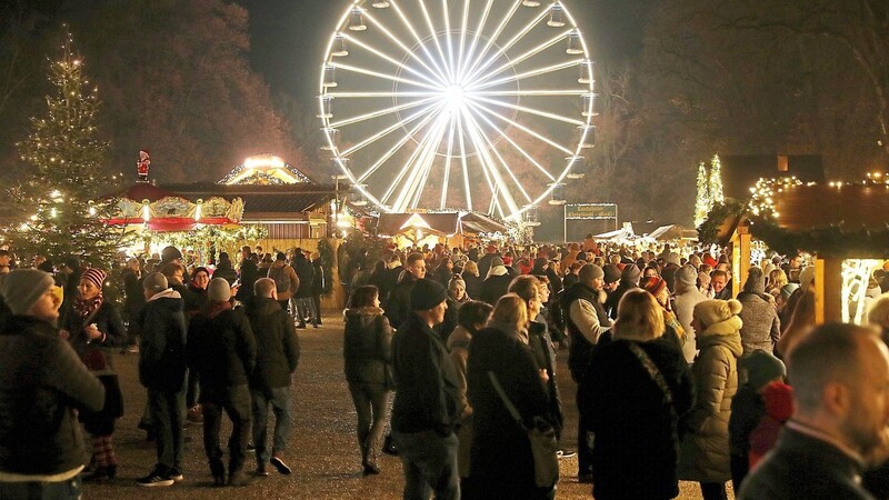 2022 strömten laut Verwaltung "wohl so viele Besucher wie noch nie auf den Landshuter Christkindlmarkt". Die Freyung hätte die Menschenmengen an den besucherstarken Tagen nicht mehr aufnehmen können.