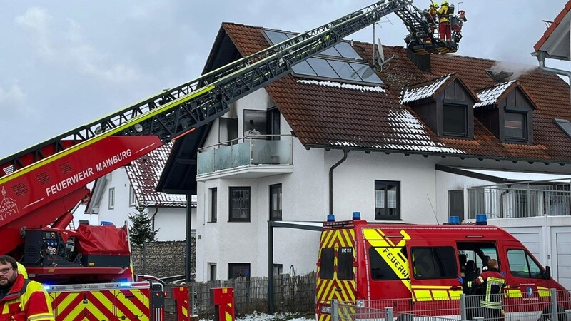 Der Dachstuhl sowie das Brandgeschoss mussten aufwendig auf Glutnester abgesucht werden. Hierfür wurde auch eine Drehleiter eingesetzt.