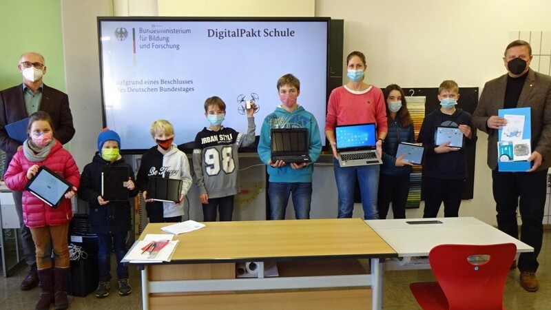 Rektor Christian Hofmaier, die Klassensprecher und Lehrerin Ines Gmach präsentieren Bürgermeister Markus Müller ihre Arbeitsgeräte einer digitalen Schule (v.l.)