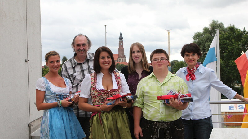 Von rechts: idowa-Leiterin Sonja Ettengruber, Mister Single-Couch Sebastian Egle, Projektleiterin Susanne Raith, Miss Single-Couch Laura Becker, Max Riedl, Organisationsleiter des Gäubodenvolksfestes und Voting-Gewinnerin Rebecca Zeindlmeier. (Foto: Kerstin Bauer)