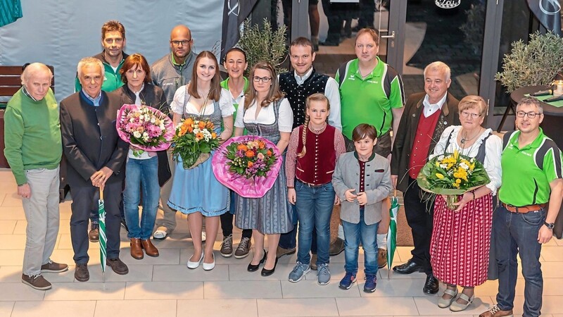 Schirmherr Franz Fischer, Ehrenschirmherr Peter Mühlbauer, Festmutter Marion Mühlbauer und Festbraut Nina Haimerl mit der FC-Abordnung.