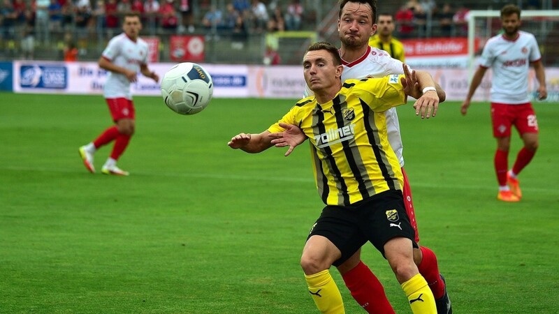 Thomas Stowasser und die DJK Vilzing treten am Dienstagabend im Toto-Pokal-Viertelfinale in Würzburg an. In der Liga hat das Team aus dem Landkreis Cham bei den Kickers knapp mit 1:2 verloren.