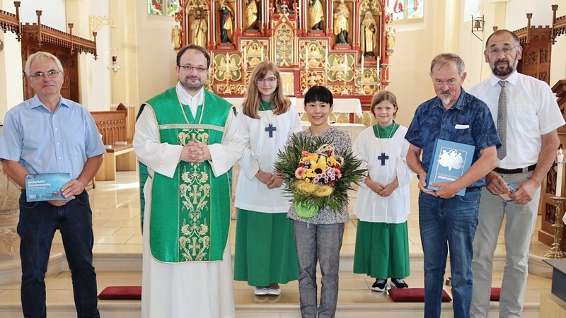 Von der Kirchenverwaltung Pilsting verabschiedeten Gerhard Franz (l.) und Johann Zeller (r.) Kirchenmusikerin Motoko Matsuno (m.), Gesamtpfarrgemeinderatssprecher Werner Petschko und Dekan Jürgen Josef Eckl wünschten ihr alles Gute für die Zukunft.