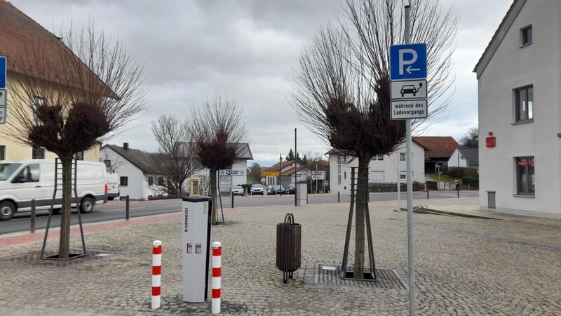 Am Rathaus ist nun eine E-Ladesäule in Betrieb. Die Zweite ist am Kindergarten. Die Markierungen werde noch angebracht.