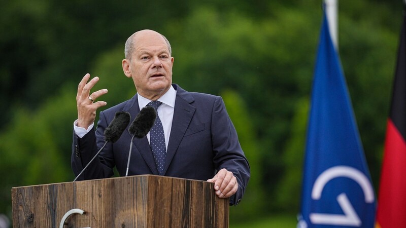 Bundeskanzler Olaf Scholz (SPD) spricht während einer Pressekonferenz zum Abschluss des G-7-Gipfels auf Schloß Elmau.