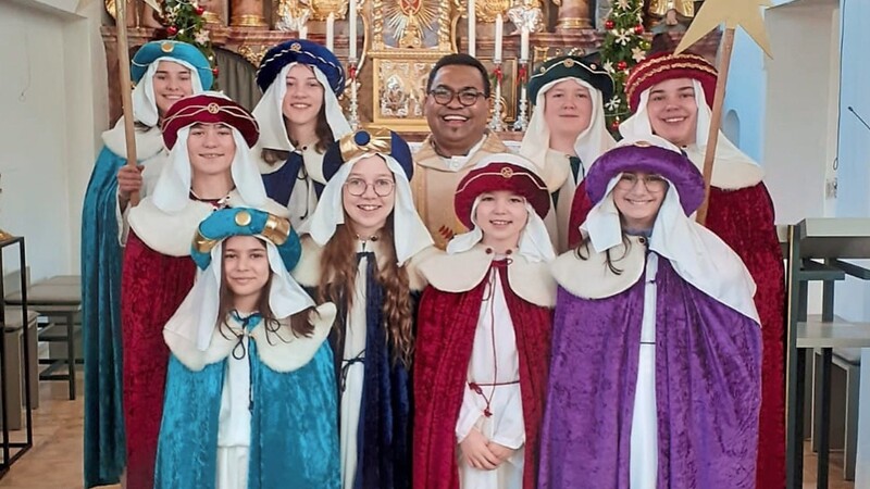 Die Sternsinger der Pfarrei St. Johannes in Priel mit Pater Gabriel Adur.