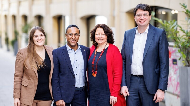 Die bayerischen SPD-Vorsitzenden Florian von Brunn (r.) und Ronja Endres holen sich Ruth Müller als Generalsekretärin und Nasser Ahmed als stellvertretenden Generalsekretär an ihre Seite.