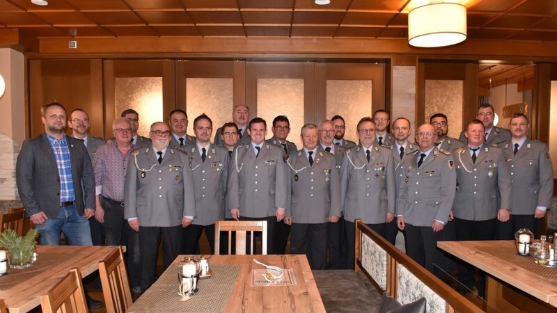 Die Lallinger Reservisten mit ihrem Vorsitzenden Stephan Spannmacher (r.) und Bürgermeister Michael Reitberger ( l.). Rainer Haslbeck, Reinhard Moser und Oberstleutnant Helmut Breun waren zur Ehrung ihres langjährigen Vorsitzenden Andreas Hackl in Uniform angetreten.