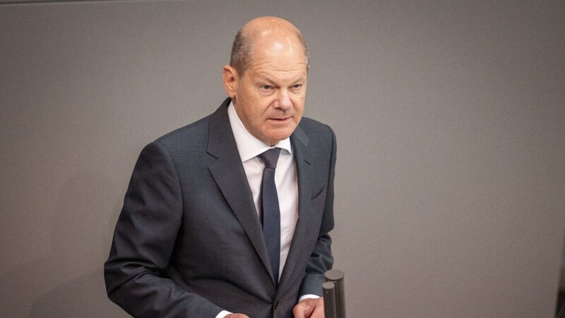 Bundeskanzler Olaf Scholz gibt im Bundestag eine Regierungserklärung ab.